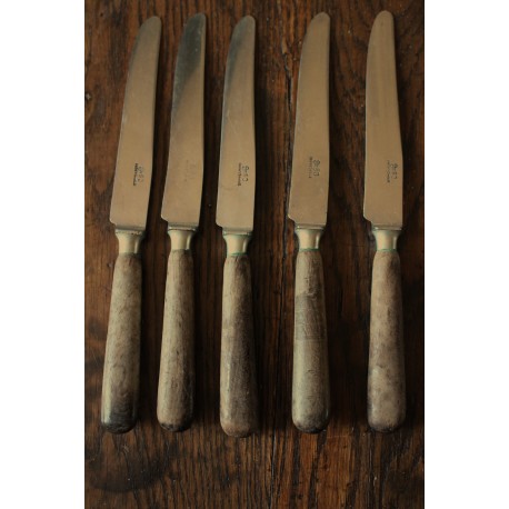 Un lot de 5 couteaux anciens manches bois