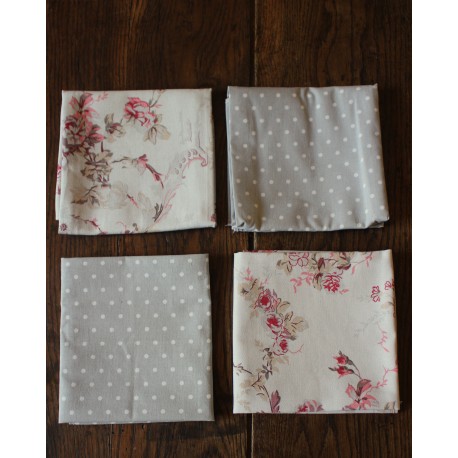 Un lot de 4 serviettes de table gris bleu Pois Fleurs roses