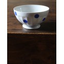 Un petit bol sur pied blanc pois bleus Chauvigny