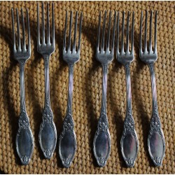 Un lot de 6 fourchettes métal argenté décor Feuillage