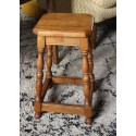 Tabouret en bois assise carrée