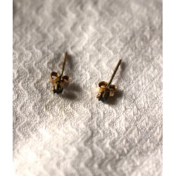 Paire boucles d'oreilles anciennes émeraude sertie clous