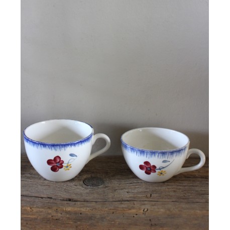 Un lot de deux tasses Digoin Faïence Fleurs bleu rouge jaune