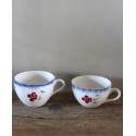 Un lot de deux tasses Digoin Faïence Fleurs bleu rouge jaune